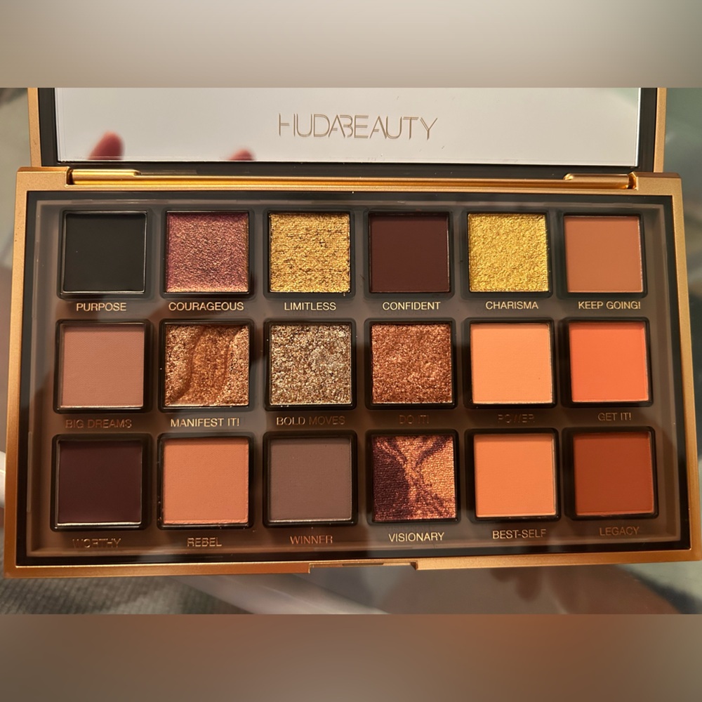 HUDA BEAUTY Empowered Eyeshadow Palette - Gold - Picture 6 of 10